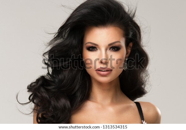 Photo De Stock Femme Brune Sexy Et Séduisante Posant 1313534315 Shutterstock