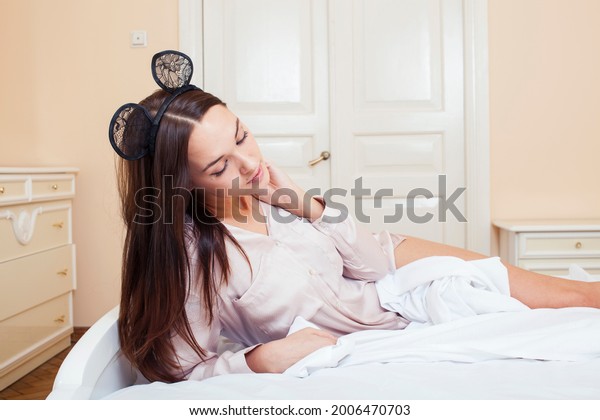 Sexy Beautiful Brunette Woman Lying Bed库存照片2006470703 Shutterstock 9716