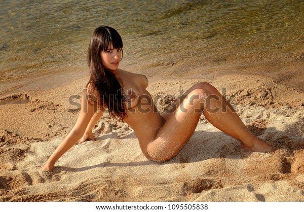 Schön und nackt am strand