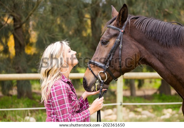 Sexy Blond Farm Girl Posing Her Stockfoto 202361650 Shutterstock 6972