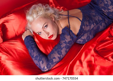 Sexy Blonde Girl Underwear Lies On Foto Stock Shutterstock