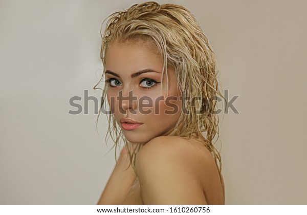 Hot Wet Blonds