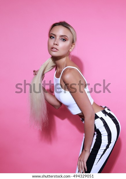 Zdjęcie Stockowe „sexy Emotional Blond Slim Model Long” 494329051