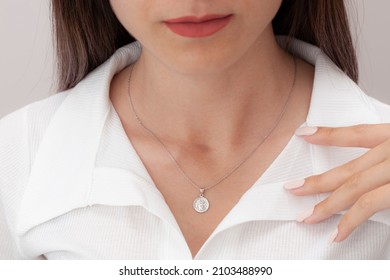 Sexy Girl With A Silver Necklace Around Her Neck. Visual That Can Be Used In E-commerce, Online Sales And Social Media.
