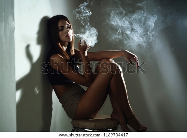 sexy fumando cigarrillos Foto de 1169734417 |