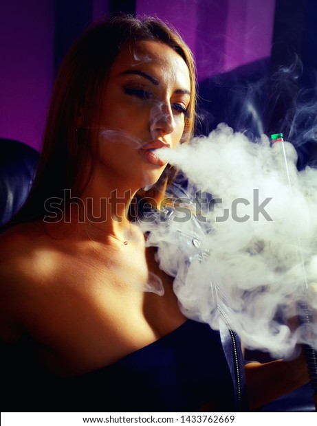 Sexy Girl Smoking Hookah Woman Exhales Foto de 1433762669 | Shutterstock