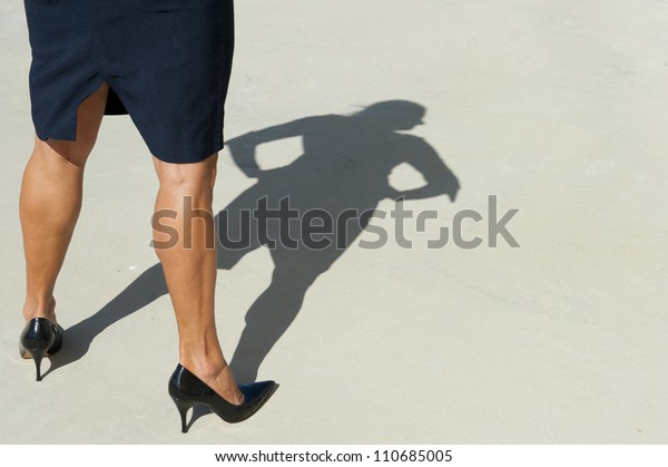 コンクリートの床に セクシーな脚と影を持つ 主要なポーズの自信のある女性 の写真素材 今すぐ編集