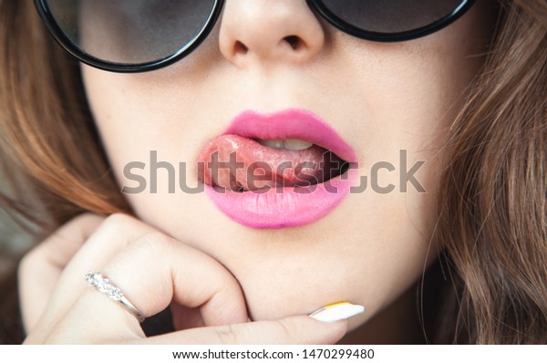 美しい女性のセクシーな唇 唇を舐める の写真素材 今すぐ編集