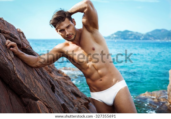 海の風景をイメージする下着姿のセクシーな男性 の写真素材 今すぐ編集
