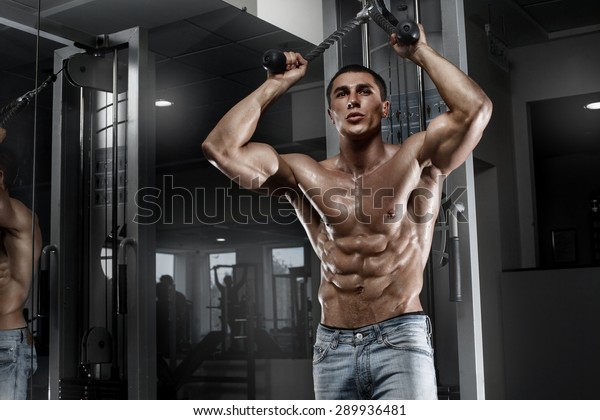 Homem Muscular sexy No Gym, Abdominal Dado Forma Abs 