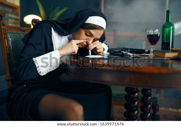 Sexy Nonne In Einem Cassock Sniffing Kokain Stockfoto 1639971676 Shutterstock 2817