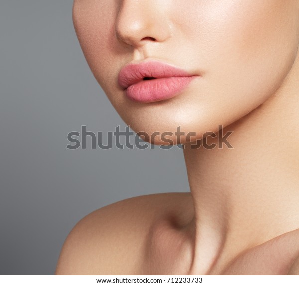 セクシーで太い口元 面の詳細を接写します 完璧な自然の唇のメイク 美しい女性の顔を持つ接写 の写真素材 今すぐ編集