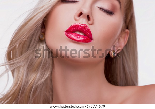 セクシーな官能的な赤い唇 口開き 美しい唇の化粧 女性の顔のポートレート 白い背景に 赤い色のマクロ唇 くちびる 化粧 の写真素材 今すぐ編集