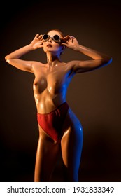 Sexy Slim topless Frau in Farblichtern im Studio