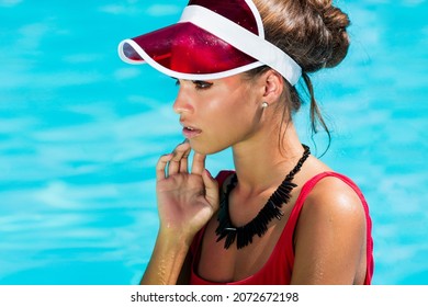 Sexy gegerbt    Frau in rotem Badeanzug, die Spaß hat und den Sommer im großen Pool genießt. Junge hübsche Mädchen, die auf aufblasbarem Ring schwimmen.  Stilvolles, transparentes Oberteil. Beach Party.