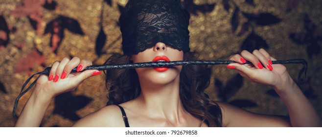 Сексуальная женщина в повязке укуса кнута с красным баннером губ, кружева крышка для глаз, бдсм
