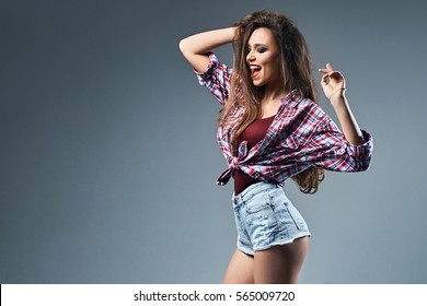Очень Сексуальная Молодуха В Джинсах