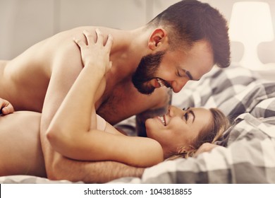 ベッドで親密なセクシーな若い恋人
