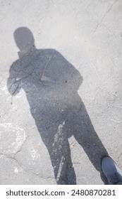 sombra en el asfalto desde el punto de vista de una persona desde arriba