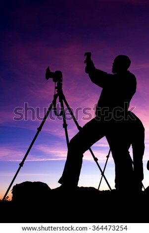 Silhouette der Fotografen auf den Bergen