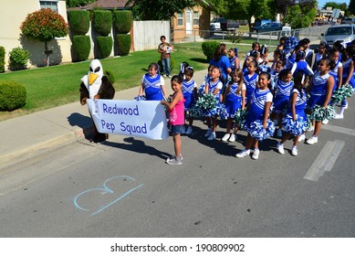 SHAFTER, CA - MAY 3, 2014: These Little Girls, Members Of The Redwood School's Pep Squad,  Are On Their Way To March In The Cinco De Mayo Celebration Parade.