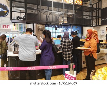 Shah Alam, Malaysia - 30 March 2019 : Scenery View A People Line Up For Paying At Bakery Shop In Shah Alam, Malaysia With Selective Focus.