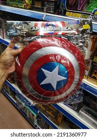 Shah Alam, Malaysia - 6 August 2022 : Hand Hold A Packet Of Toy Sheild Captain America For Sell In The Supermarket With Selective Focus.