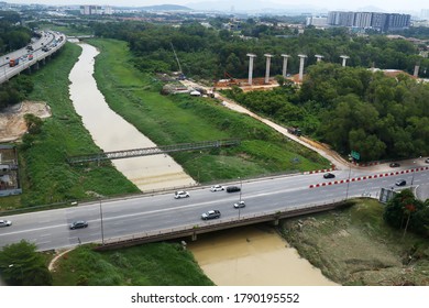 SHAH ALAM, MALAYSIA - AUGUST 04, 2020 : A View Of Damansara River And Traffic Situation At Elite Highway Outside From Kuala Lumpur City.