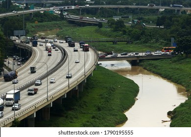 SHAH ALAM, MALAYSIA - AUGUST 04, 2020 : A View Of Damansara River And Traffic Situation At Elite Highway Outside From Kuala Lumpur City.