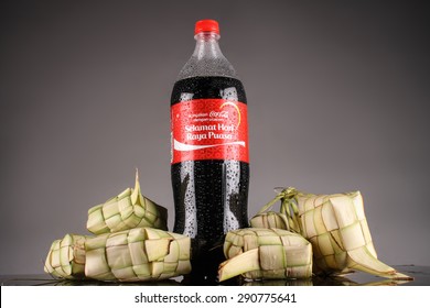 SHAH ALAM, MALAYSIA - JUNE 25 2015 : Coca Cola Festive Season With Greetings Selamat Hari Raya Puasa. The 1.5 Liter Coca Cola Decorated With Malay Tradition Food, Ketupat. 