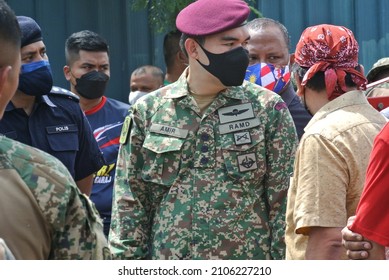 Shah Alam, Malaysia-18.12.2021: Selective Focus Of Group Army And Flood Disaster Victim, Help Each Other, Support, Supplier Food, Fresh Water, Search And Rescue Team.