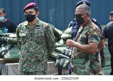 Shah Alam, Malaysia-18.12.2021: Selective Focus Of Group Army And Flood Disaster Victim, Help Each Other, Support, Supplier Food, Fresh Water, Search And Rescue Team.