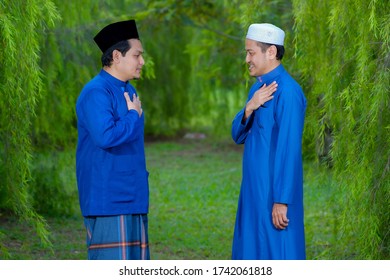 Shah Alam, Selangor, Malaysia, 25 May 2020; Malay Muslim Guys With Hand Signals On The Chest With A Beautiful Blue Baju Melayu Outfit. Couse Of Coronavirus / Covid -19 Outbreak On. 