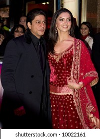 Shah Rukh Khan And Deepika Padukoneat The Bollywood Film Premiere Of Om Shanti Om In London