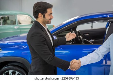 Shake Hands And Let The Waiter Recommend The Car To The Customer