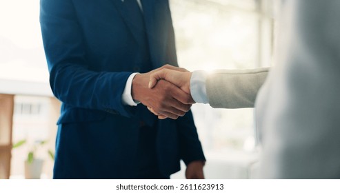 Estrechando las manos, trato y hombres de negocios en la oficina para reunirse, asociarse o gracias por la inversión. Gerente de contratos, Acuerdo y finanzas con cliente para apretón de manos con colaboración en el lugar de trabajo.