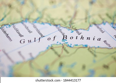 Escasa profundidad de campo en la ubicación geográfica del mapa del Golfo de Bothnia frente a la costa de Suecia en atlas
