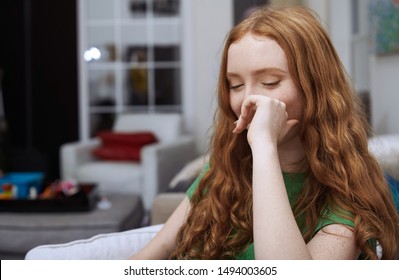 Photo de stock Jeune femme malade à la maison Shutterstock