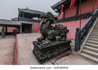 Shang Zhou Lion Beast Bronze Crafts Close Up