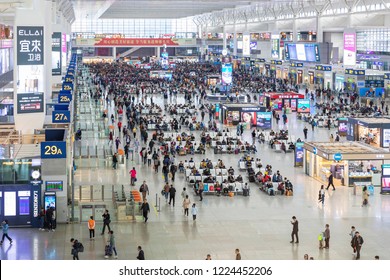 Shanghai - China -1 November, 2018: ShangHai HongQiao Railway Station, China.The waiting hall area is about 11340 square meters, which can accommodate 10 thousand people at the same time. - Shutterstock ID 1224452206