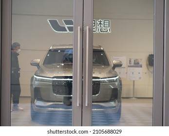 Shanghai, China - Dec 28, 2021: Li Auto Store In The Downtown Area. The Logo Of Li Xiang Auto In The Store Banner. Automobile Industry, Business Financial And Clean Energy Concept B-roll Footage.