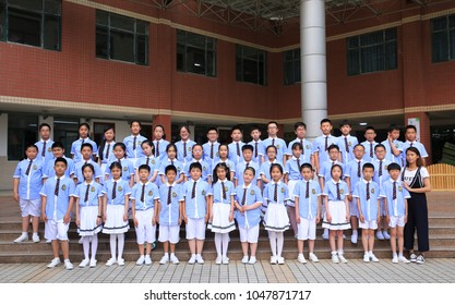 Shanghai, China - June 7, 2017: Students Of Shanghai High School Take A Group Shot In Front Of A Teaching Building