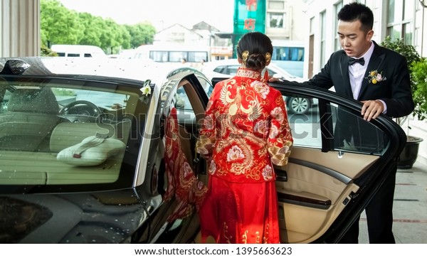 Shanghai, China, China, May 2, 2019: The\
groom and the bride take the wedding car to the\
hotel