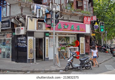 SHANGHAI, CHINA-AUGUST 24, 2013: Flower Shop In Changle Road. Life Example In The Largest Chinese City By Population.