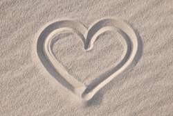 Die Form Des Herzens Wird Auf Den Sand Gezogen, Nahaufnahme. Konzept Der Liebe, Leidenschaftliche Gefühle, Positive Emotionen, Verliebt