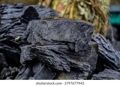 Shape, texture and sides of the eighth type of charcoal