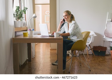 Sharing Some Online Study Tips With Her Classmates