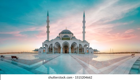 Мечеть Шарджа Крупнейшая мечеть в Дубае, фон концепции Рамадан Ид, арабское письмо означает: Действительно, молитва была объявлена верующим указом определенного времени, Путешествие и туризм изображение