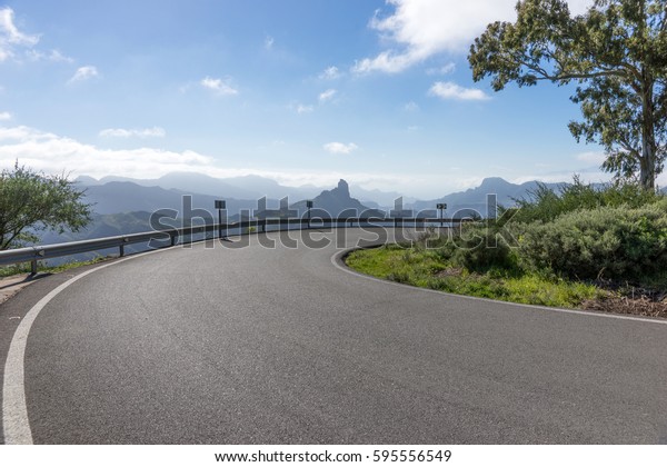 Sharp curve in the\
mountains of Gran Canaria