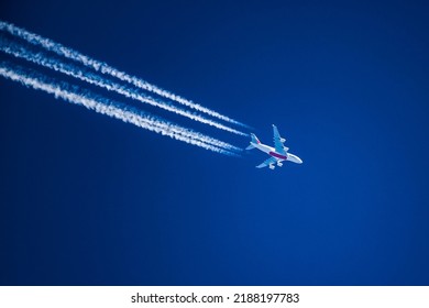 Sharp telephoto close-up of jet plane aircraft with contrails cruising from Dubai to San Francisco, altitude AGL 41,000 feet, ground speed 492 knots.